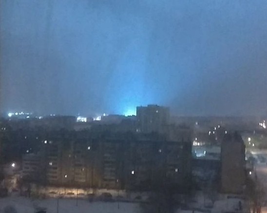 Яркие вспышки в небе, напугавшие жителей Челябинска, попали на видео