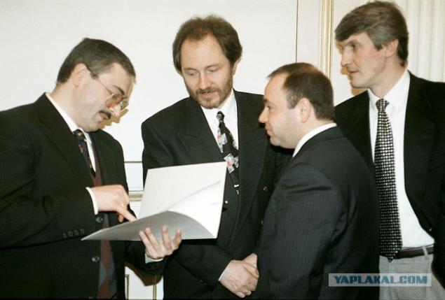 ЮКОС крутил акционерную карусель