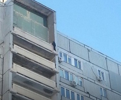 Житель Тольятти грозился выпрыгнуть с балкона на 16 этаже