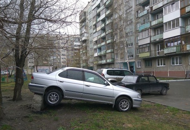Жителей Новосибирска рассмешил мастер парковки во дворе одного из домов