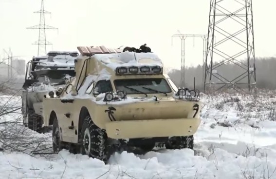 Жители Балашихи убирают снег с улиц на танке