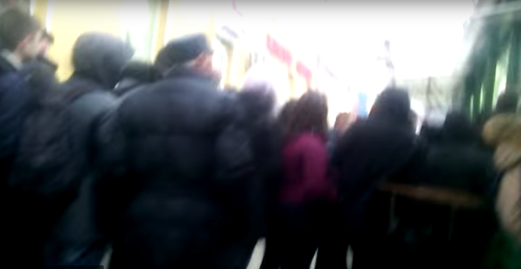 Жители Воронежа выстроились в гигантскую очередь за «халявной» шаурмой